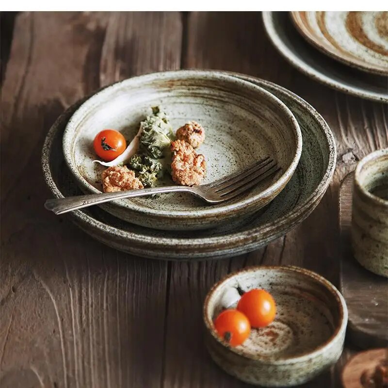 Home Cooking In Japanese - 日本の手作り石器食器プレートとボウル、レトロな陶器のディナープレート、家庭料理、レストラン用ライスボウル